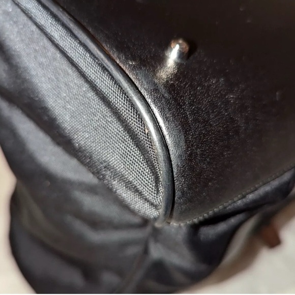 Gucci Black Tote Bag with Spacious Design and Durable Material - Picture 9 of 14